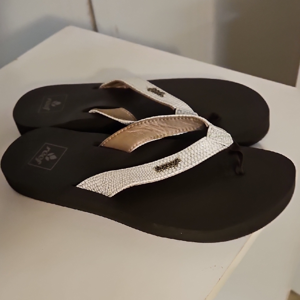 Women's Black and White Flip Flops - Picture 5 of 5